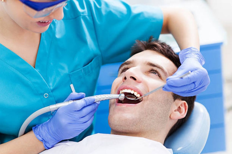 Cạo vôi răng sẽ làm sạch các mảng bám ở quanh thân răng
