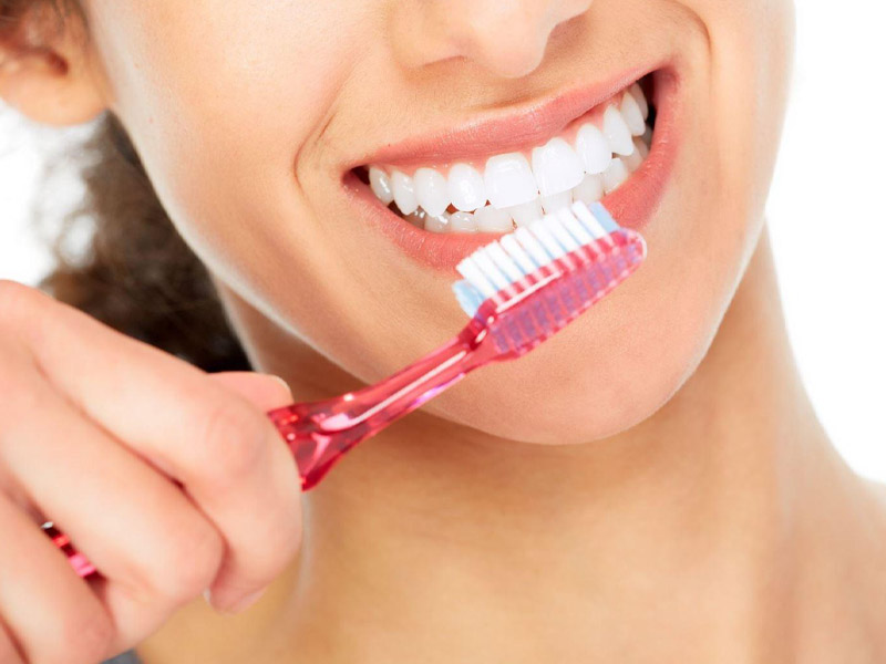 Dùng bàn chải lông mềm để làm sạch răng, tránh làm tổn thương vết trám